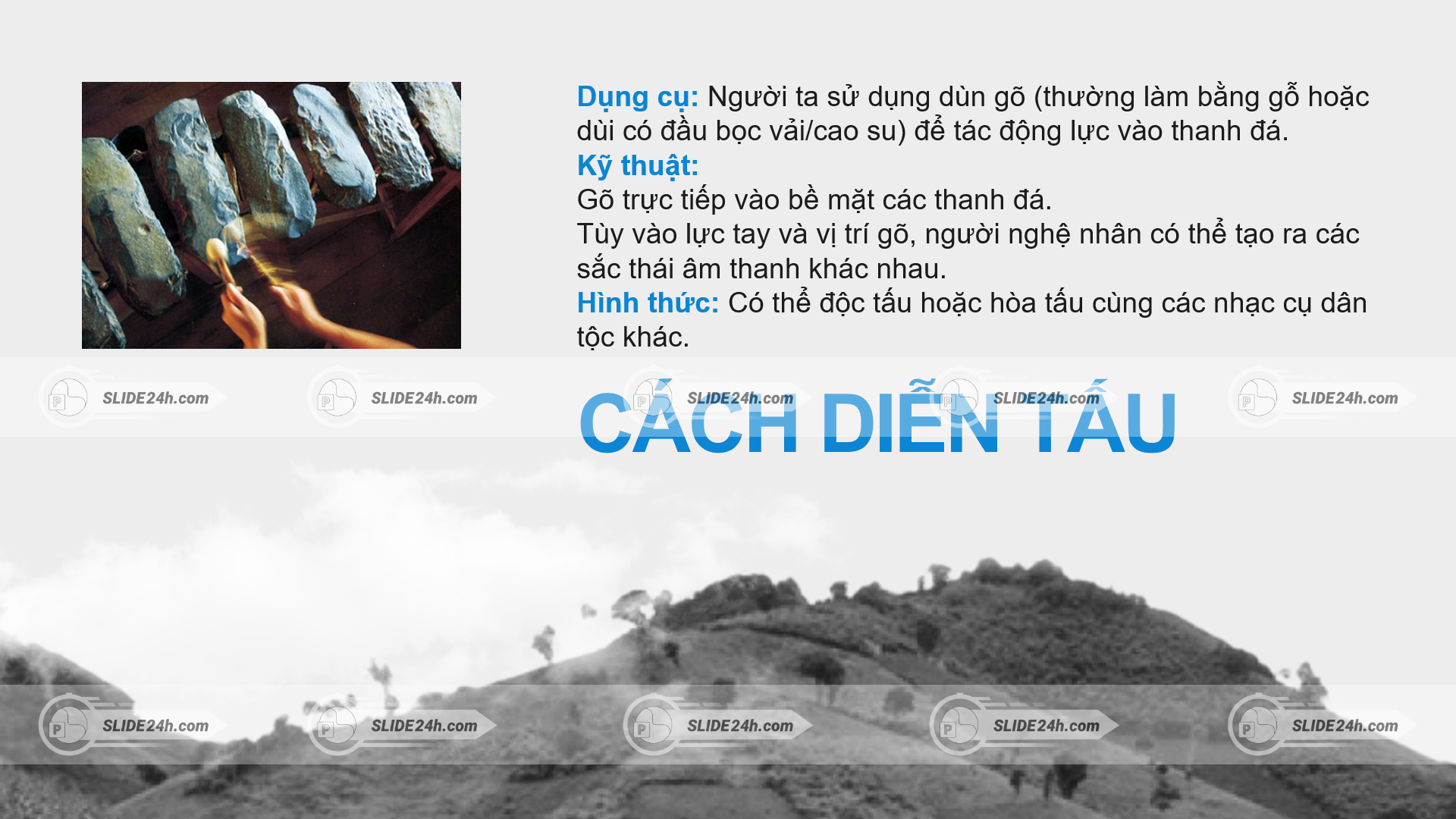 Cách diễn tấu đàn đá bằng dùi gõ để tạo âm thanh.