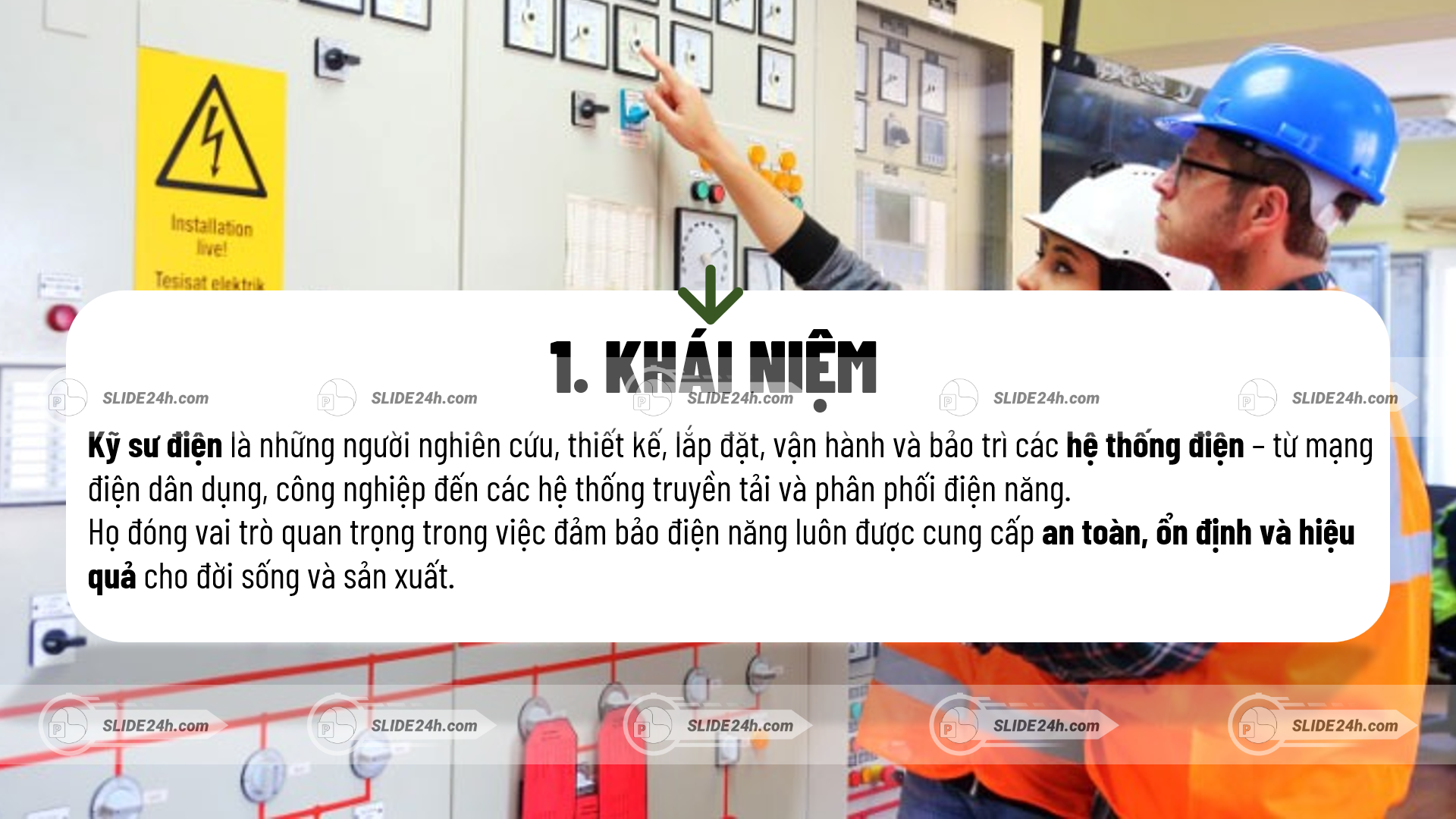 kỹ sư điện vận hành tủ điện và kiểm tra hệ thống điện công nghiệp an toàn